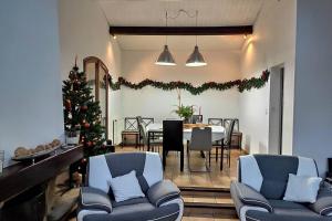 una sala de estar con un árbol de Navidad y una mesa de comedor. en Maison avec climatisation 230 M2 10 km centre Toulouse en Montrabé