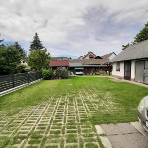 A garden outside Rózsa Vendégház