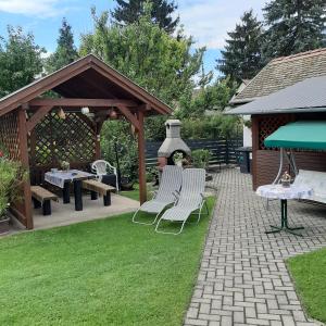 A garden outside Rózsa Vendégház