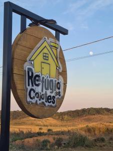 Refúgio dos Coiotes في كامبارا: علامة للمنزل الأصفر على جانب البرميل