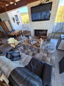 a living room with a couch and a fireplace at Refúgio dos Coiotes in Cambará