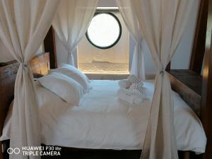 Ένα ή περισσότερα κρεβάτια σε δωμάτιο στο Domaine de la Vidalle