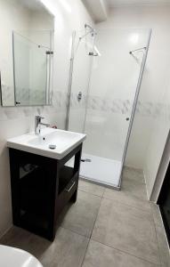 łazienka z umywalką i prysznicem w obiekcie Rentumi Hostel Gryfino-Noclegi Turystyczne i Pracownicze w mieście Gryfino