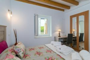 1 dormitorio con cama, escritorio y ventana en Villa rural Balneario de Fontibre, en Fontibre