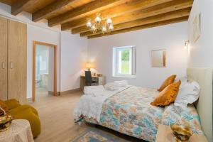 Tempat tidur dalam kamar di Villa rural Balneario de Fontibre
