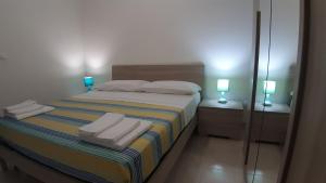 Posteľ alebo postele v izbe v ubytovaní ArmacHouse - Appartamenti sul mare