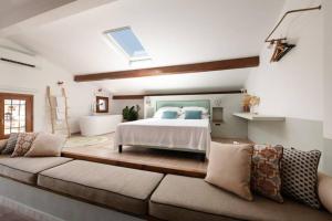 um quarto com uma cama e um sofá em San Cesareo 44 em Sorrento