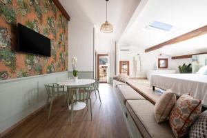 San Cesareo 44 في سورينتو: غرفة معيشة مع أريكة وسرير وطاولة