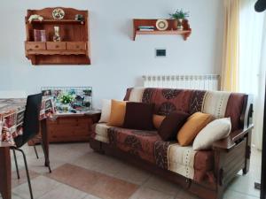 a living room with a couch and a desk at La Casa al Colle in Treglio