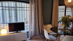 A television and/or entertainment centre at Tierra Boutique, Tierra Suites y Tierra Valles Apartamentos