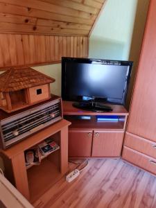 a living room with a tv in a tiny house at Holiday Home Kragovic in Kopaonik