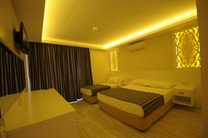 Postel nebo postele na pokoji v ubytování Aura Boutique Hotel