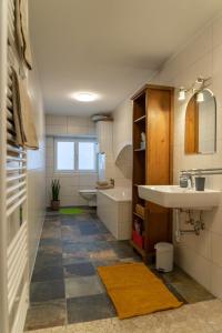 Ванная комната в Modern Apartment in the City Center of Bad Ischl