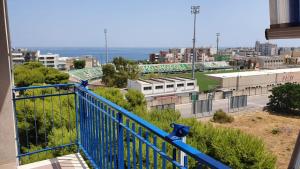 un balcón azul con vistas a un estadio en soleada, en Monopoli