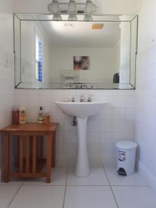 Bathroom sa Private and Peaceful Cottage at the Beach