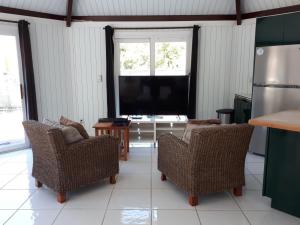 Area tempat duduk di Private and Peaceful Cottage at the Beach