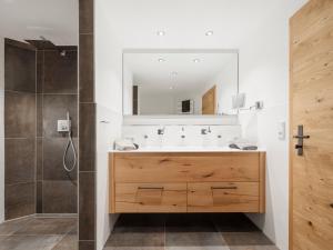 a bathroom with a sink and a shower at Zum Gassenschmied in Schwangau
