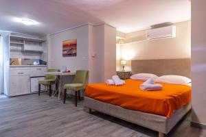 ein Schlafzimmer mit einem Bett mit zwei Handtüchern darauf in der Unterkunft Apartments Tina FREE transfer from-to the airport in Spáta