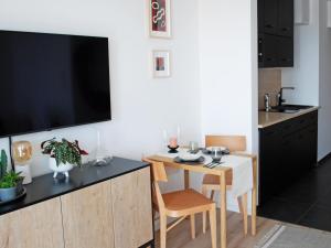 eine Küche mit einem kleinen Tisch und einem TV auf der Theke in der Unterkunft Apartament CITY BREAK 124 in Warschau