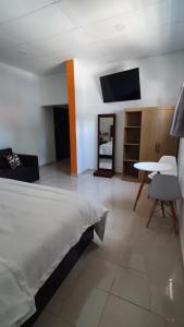 1 dormitorio con cama, mesa y espejo en Hotel boutique turquesa, en Tapachula