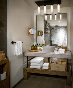 ein Bad mit einem Waschbecken und einem Spiegel in der Unterkunft 1 Hotel San Francisco in San Francisco