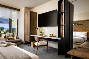 ein Hotelzimmer mit einem Bett und einem Schreibtisch in der Unterkunft 1 Hotel San Francisco in San Francisco