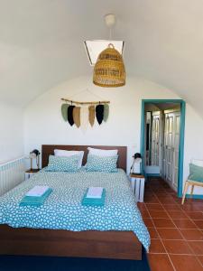 1 dormitorio con 1 cama grande con sábanas azules y blancas en Beach House Loft, en Cortegaça