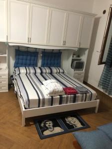 1 dormitorio con 1 cama grande y armarios azules y blancos en Casa vacanze L'ulivo Burgio, en Burgio