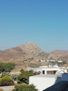 einen Blick auf einen Berg in der Ferne mit einem Gebäude in der Unterkunft Zozef Family House in Kámbos