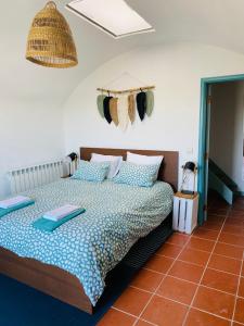 1 dormitorio con 1 cama con sábanas azules y blancas en Beach House Loft, en Cortegaça