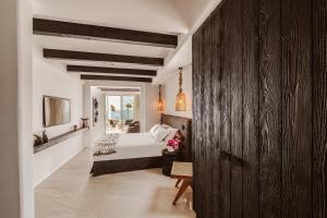 Кровать или кровати в номере Kaliva Suites - Adults Only