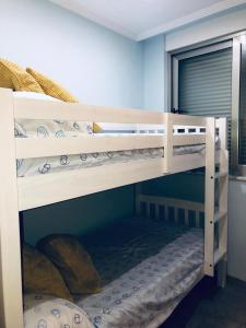 馬薩龍港的住宿－Piso lujoso，一间卧室配有两张双层床。