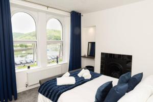 A bed or beds in a room at Modern House in Looe, Near Beach and Bars with Great Views and free access to a nearby Indoor Swimming Pool