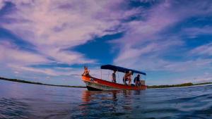 eine Gruppe von Menschen auf einem Boot auf dem Wasser in der Unterkunft Dolphin Bay Hideaway in Bocas del Toro