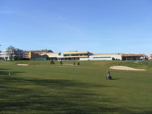 a person is playing golf on a golf course at Apartamento Golf Rioja Alta in Cirueña