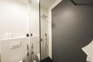 Uma casa de banho em Apartament EXCLUSIVE FYRTEL WILDA - NEW
