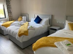 Voodi või voodid majutusasutuse The Leitrim Inn and Blueway Lodge toas