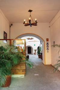 an entrance to a building with a chandelier at Hotel Pósada Maria Isabel in Atlixco