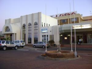 un parcheggio di fronte a un centro commerciale di Gaborone Hotel a Gaborone