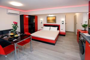 um quarto de hotel com uma cama e uma secretária em Deluxe 2 Studios City Center em Burgas