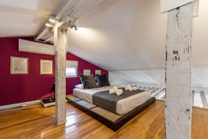 Säng eller sängar i ett rum på BNBHolder Charming Duplex Attic SOL
