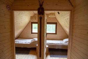 Giường trong phòng chung tại Domki w Wypoczywajce