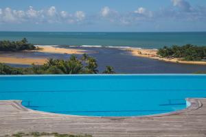 vistas a la playa y a la piscina azul en Bela Vista Hotel Boutique, en Caraíva