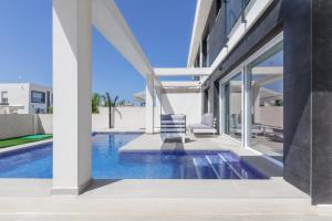 Bazén v ubytovaní Casa Bos Dolpfin Wellness Luxury Entire Villa Pool & Jacuzzi Gran Alacant near Beach alebo v jeho blízkosti