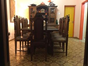 a dining room with a table and chairs at Casa de Nara in São João del Rei