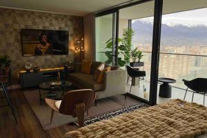 sala de estar con vistas a la ciudad en Departamento de lujo en suite, en el piso 38, Las Condes, costado de parques y malls, en Santiago