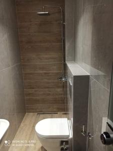 un piccolo bagno con servizi igienici e doccia di Bamboo Luxury Studios a Nikiti
