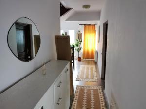 TV a/nebo společenská místnost v ubytování Casa Bunicii Comarnic