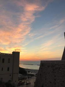 vista para a praia ao pôr-do-sol a partir de um edifício em Kennedy Apartment em Termoli