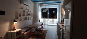 a living room with a table and a window at Casa Mediterranea Jacuzzi riscaldata con Caminetto in Specchiolla